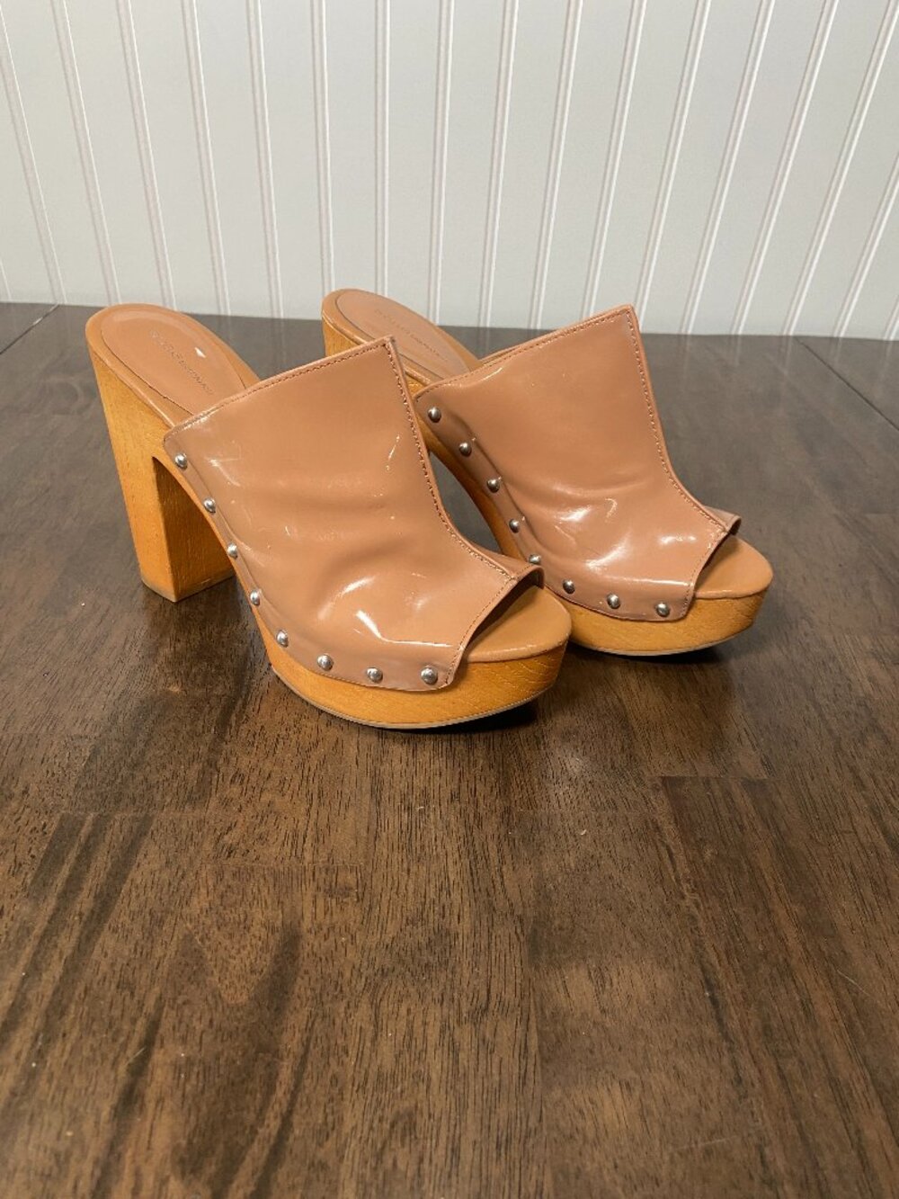 BCBG Karena Platform Clog Mules Tan Patent Studded Wooden Heel Y2K Size 10